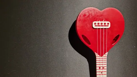 Heart Shaped Ukulele, photo 2 of 6
