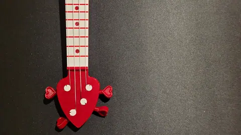 Heart Shaped Ukulele, photo 4 of 6