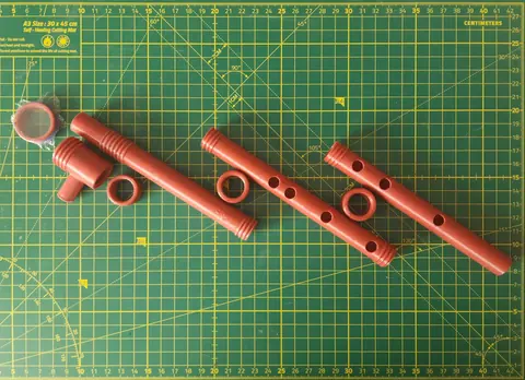 The thin version's parts laid out: mouthpiece, rings, nuts and three pipe sections